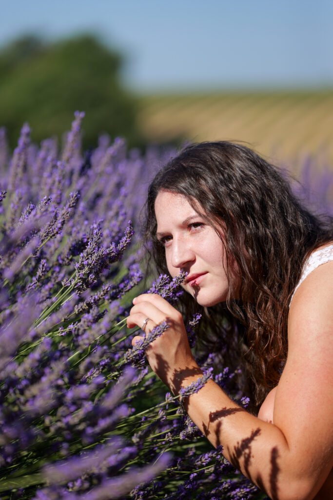 Laboratoire de cosmétique naturelle en Provence - Fondatrice de La Pinède Nicolas dans les champs de lavande